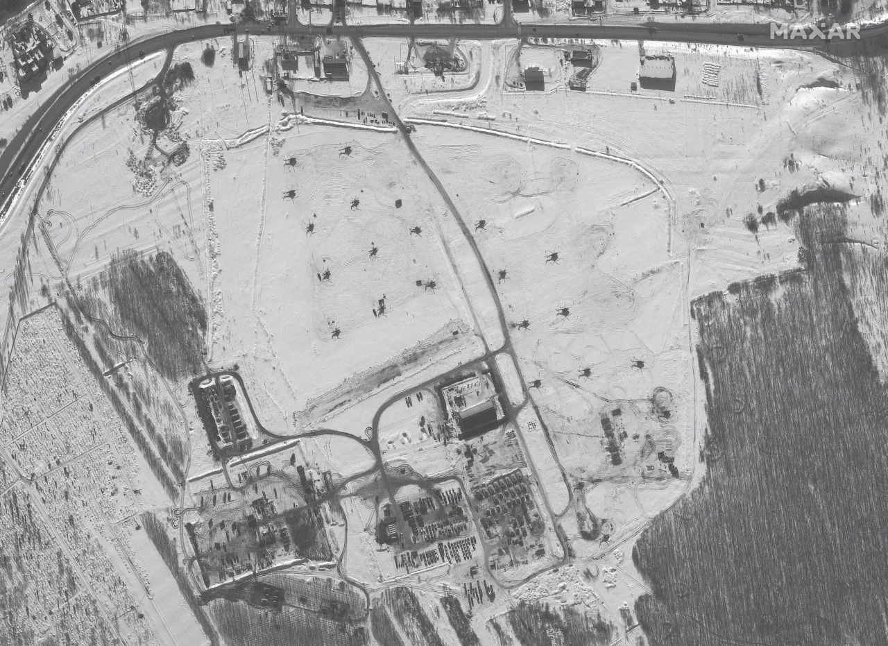 ภาพถ่ายดาวเทียมชุดใหม่ แสดงให้เห็นเฮลิคอปเตอร์จู่โจมหลายลำถูกส่งมาที่ฐานทัพ ในวาลูยคี ริมชายแดนรัสเซีย ห่างจากชายแดนด้านตะวันออกของยูเครนราว 27 กิโลเมตร