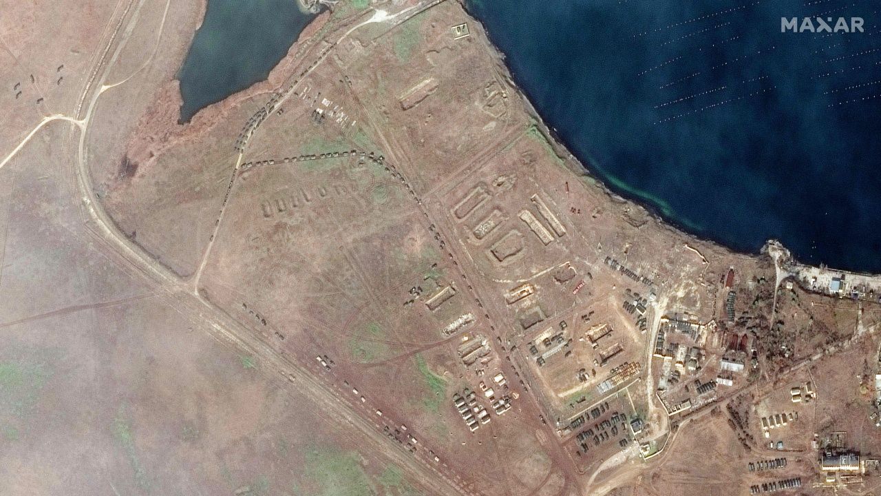 ภาพถ่ายดาวเทียมชุดใหม่ เผยให้เห็นรัสเซียส่งเฮลิคอปเตอร์จู่โจมมาประจำการที่ฐานทัพใกล้เมืองโนวูเซอร์นี บนแหลมไครเมีย