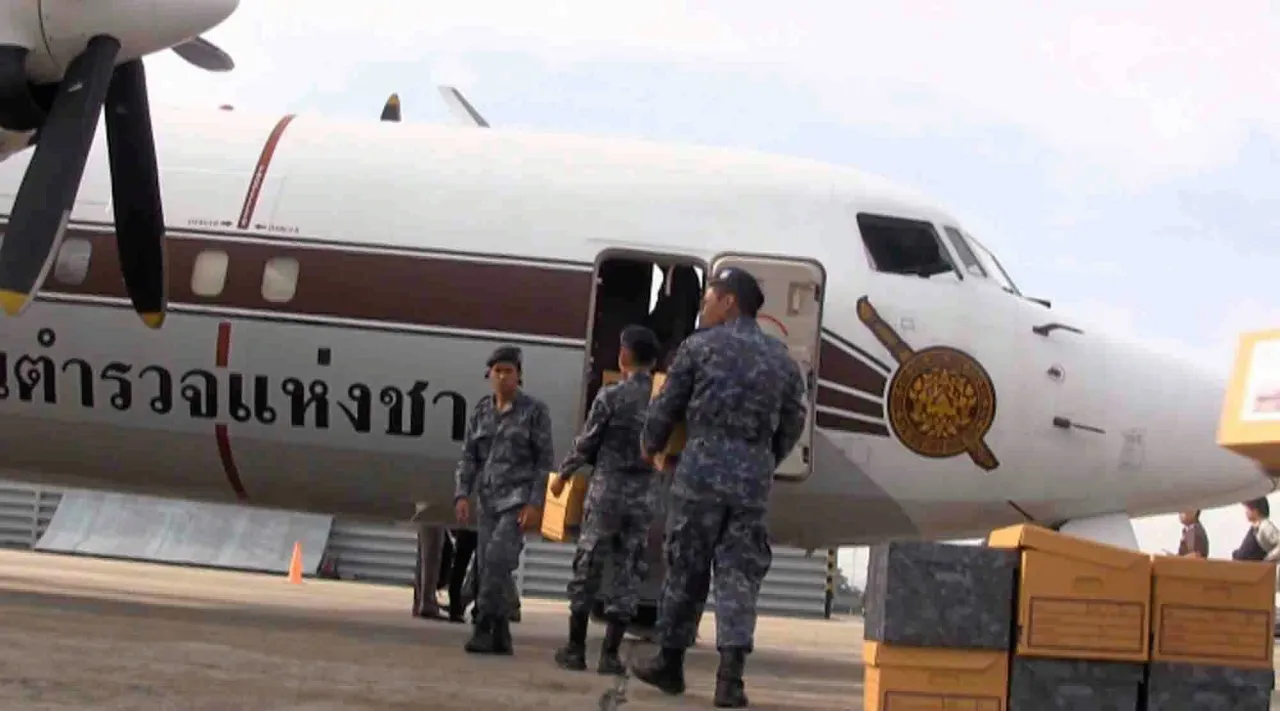 เจ้าหน้าที่ตำรวจ ขนหลักฐาน เอาผิดขบวนการค้ามนุษย์