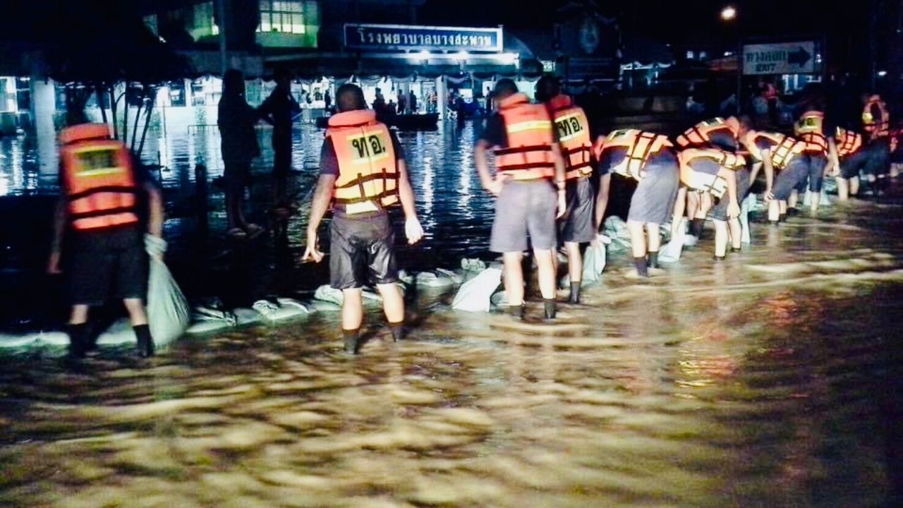 รพ.บางสะพาน อยู่เกือบๆตรงกลางแอ่งกระทะ