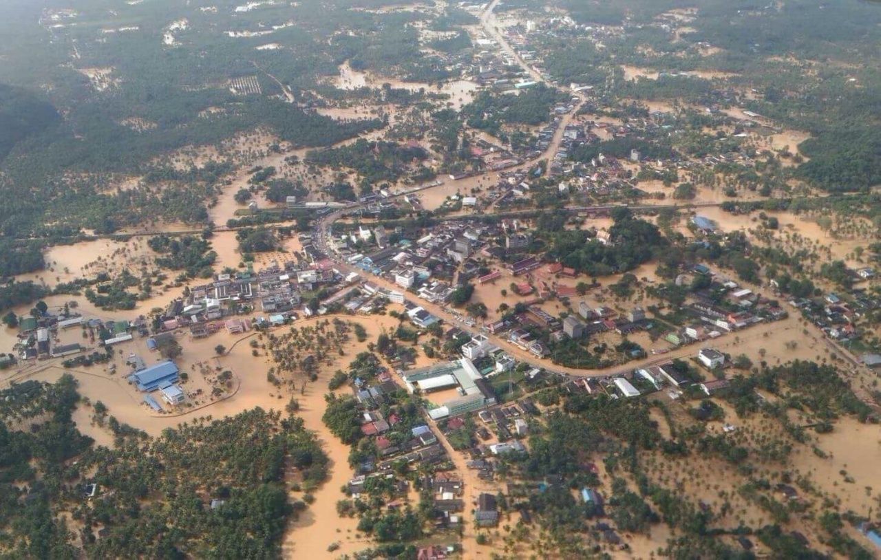 ซ้ายภูเขา ขวาทะเล ตรงกลางคือที่ราบลุ่มเอื้อต่อการเกิดน้ำท่วมซ้ำซาก
