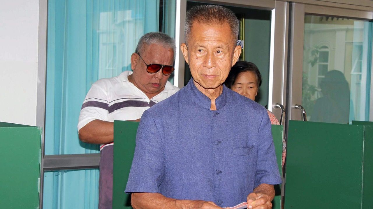 พล.ต.จำลอง ศรีเมือง