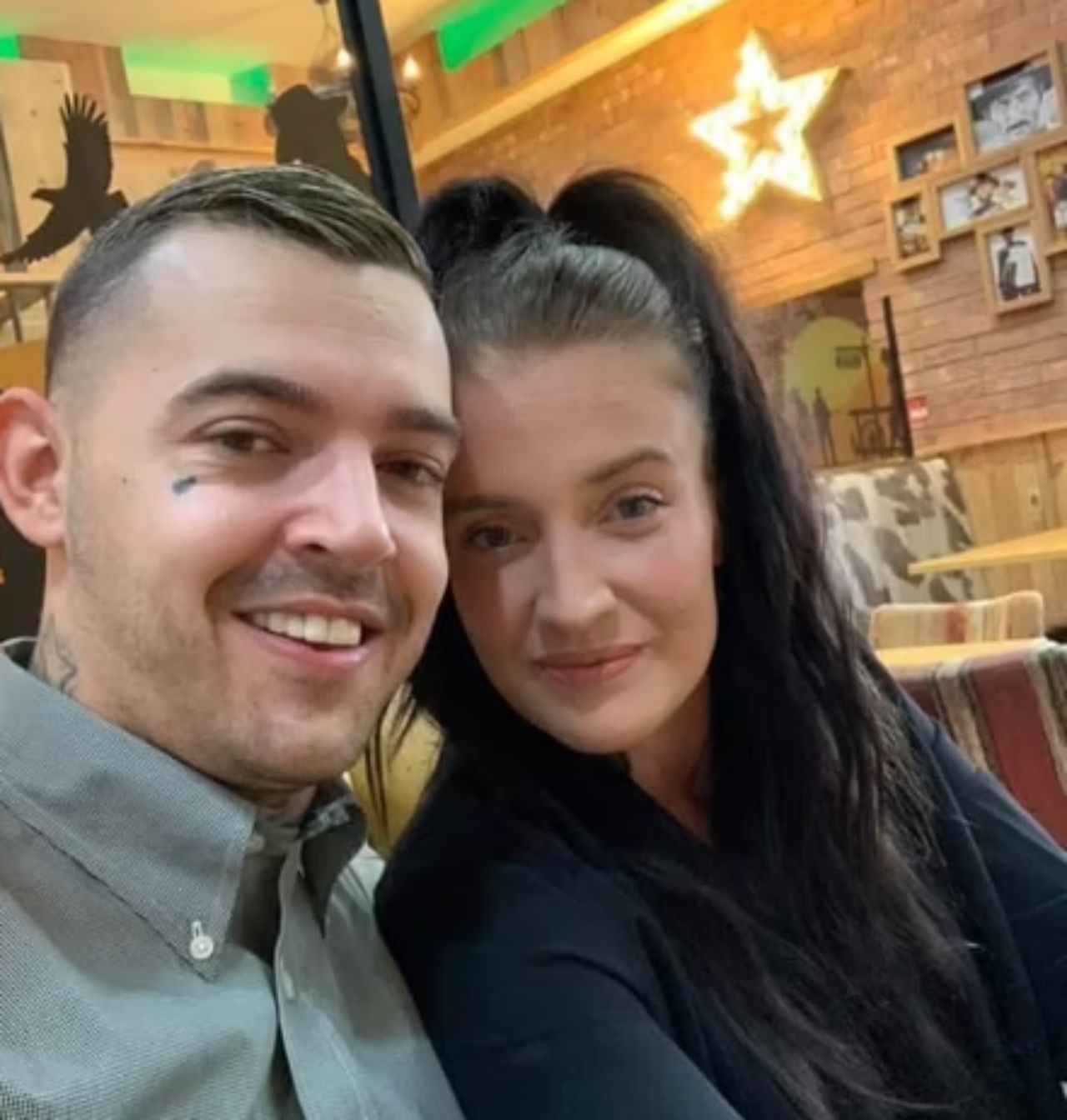 ภาพจาก@News Licensing  :  โทนี และลอร์นา การ์เนตต์