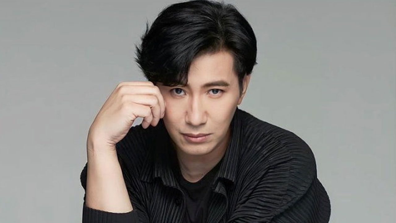 ไอคอนแห่งปี หนุ่ม-กรรชัย ทำให้ฮือฮาเมื่อโพสต์ “จงอย่าก้มหัวให้คนชั่ว จงอย่าให้โอกาสคนเลว จงอย่าเชื่อคำพูดคนลวงโลก”...แทนที่จะฮึกเหิม แต่สาวๆกลับเข้ามาชมว่าหล่อซะงั้น(ฮา)