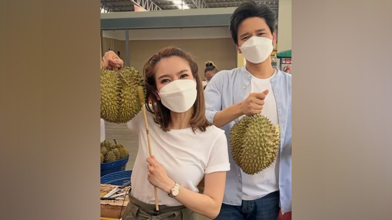 ออกมาปฏิเสธว่าไม่ได้ท้อง แค่อ้วน! แต่มีคำถามว่า ไบร์ท-พิชญทัฬห์ อ้วนได้ไง? เพราะบอกว่าเครียดตั้งแต่ ก่อนวิวาห์กินข้าวไม่ลง... คำตอบคือ ไม่ได้กินข้าว กินแต่ทุเรียน 3 มื้อ!