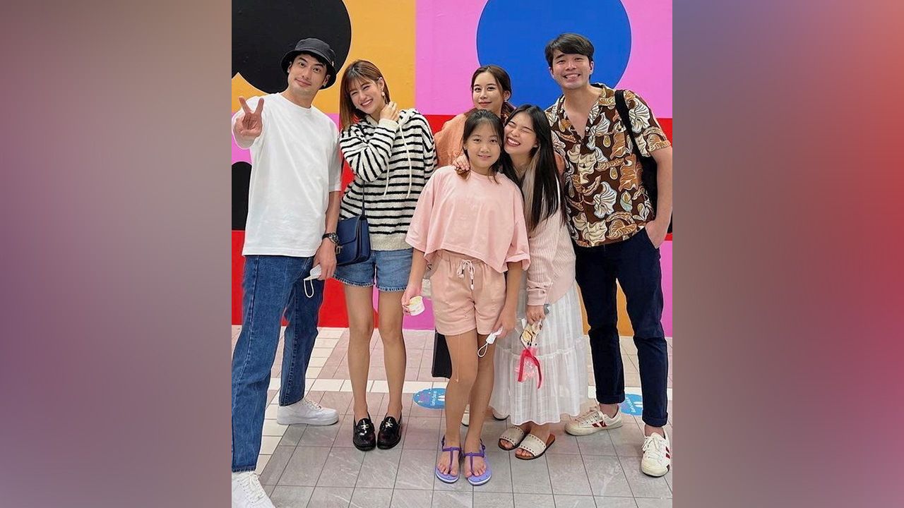 งานนี้ก็พร้อม หน้าเหมือนกัน เมื่อ บอย-ปกรณ์ โพสต์ภาพนัดกินข้าวกับ เฟย์-พรปวีณ์ และคู่พี่ ฟาง-ธนันต์ธรณ์ กับ ว่าน-ธนกฤต อีกทั้งยังครบแก๊ง 3 ใบเถา ฟาง-เฟย์-ฟิน ด้วย.