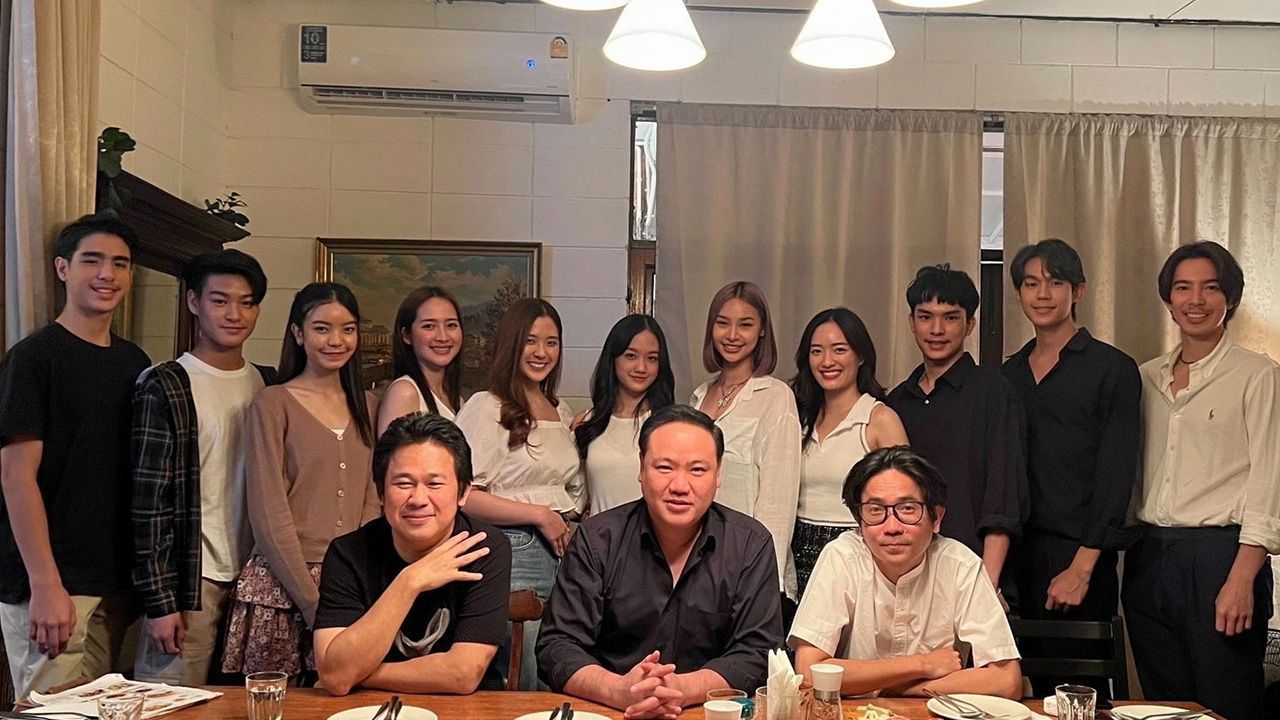 ต้อนรับนักแสดง...สุรเชษฐ์ อัศวเรืองอนันต์ ประธานเจ้าหน้าที่บริหาร บริษัท เอ็ม พิคเจอร์ส เอ็นเตอร์เทนเม้นท์ จำกัด (มหาชน) และ ชลากรณ์ ปัญญาโฉม ปธ.จนท.บห. สายงานดิจิทัล บมจ. เวิร์คพอยท์ พร้อม วิรัตน์ เฮงคงดี ผอ.ฝ่ายผลิตละครโทรทัศน์ บมจ. เวิร์คพอยท์ฯ จัดเลี้ยงต้อนรับนักแสดง-ศิลปิน สังกัด “สกายบ็อกซ์ฯ” นำทีมโดย จี๋-สุทธิรักษ์ ทรัพย์วิจิตร, สตางค์-ประติภา มหาโยธารักษ์ ฯลฯ ที่ร้านอาหาร ย่านเสนานิคม.