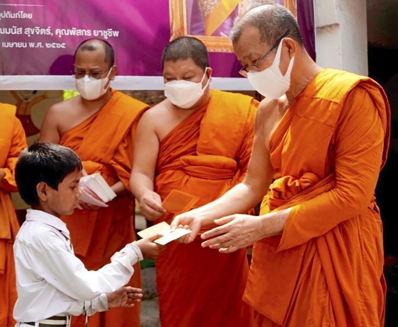พระธรรมโพธิวงศ์ และ พระครูนรนาถเจติยาภิรักษ์ (สมพงศ์) ร่วมมอบทุนการศึกษาให้แก่โรงเรียนในอุปถัมภ์.