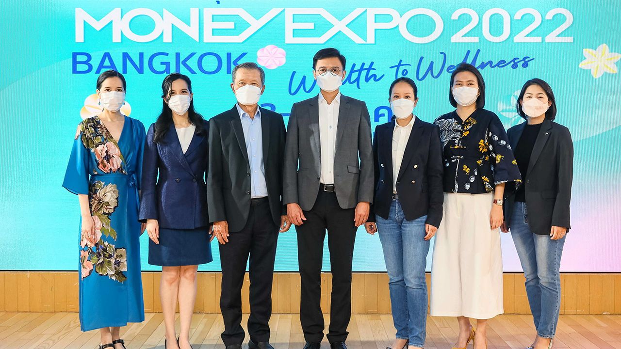 อย่าพลาด - สันติ วิริยะรังสฤษฎ์ และ ฮาว ริเร็น แถลงข่าวงานมหกรรม Money Expo 2022 Bangkok ภายในงาน ดีแทค รีวอร์ด จัดข้อเสนอพิเศษให้ลูกค้าดีแทค ระหว่าง 12-15 พ.ค. ที่ชาเลน เจอร์ เมืองทองธานี โดยมี ภริตา–ภาคนี วิริยะรังสฤษฎ์ มาร่วมแถลงด้วย ที่ดีแทค รีวอร์ด วันก่อน.