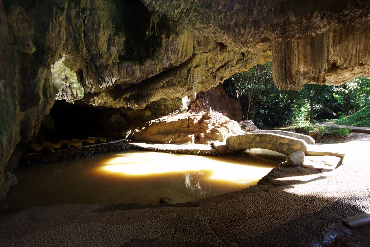 ปากทางเข้าถ้ำพุงช้างจะต้องนั่งแพหรือเรือแคนูเข้าไปเยี่ยมชมภายในถ้ำ