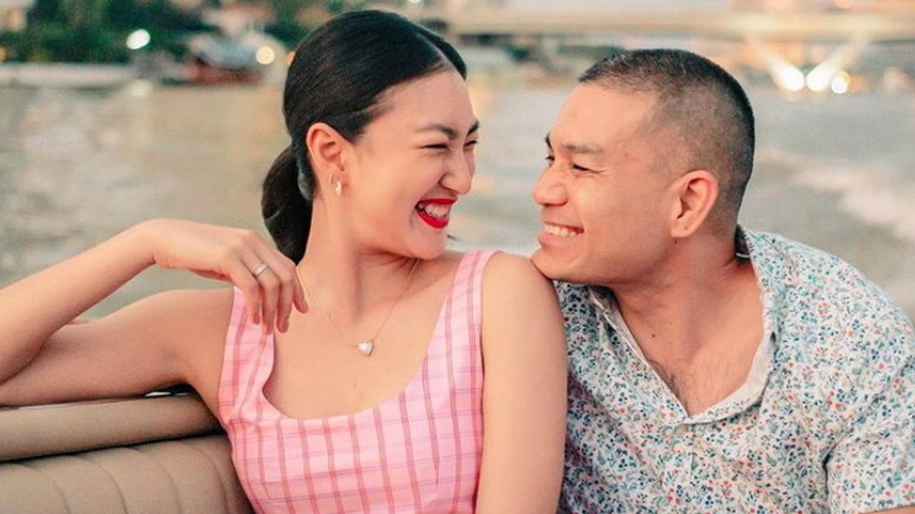 หลังจากโพสต์ภาพตุ๊กตาหมีแต่งชุดเจ้าบ่าวเจ้าสาวบอกความนัยไปแล้ว ล่าสุด แพนเค้ก ควง สารวัตรหมี เปิดใจผ่านไอจีว่า จะมีงานแต่งแบบภายในวันที่ 10 มิ.ย.