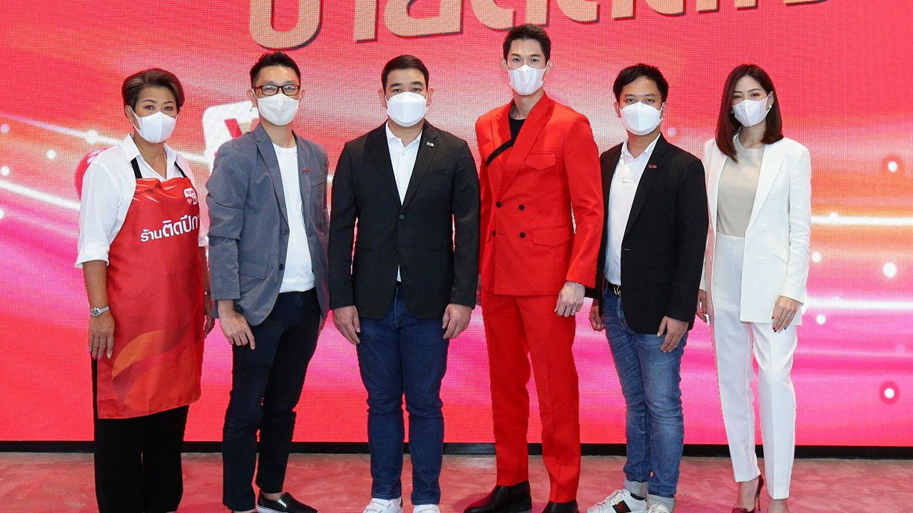 ร้านติดปีก ปเนต ทองตัน จากกลุ่มทรู คอร์ปอเรชั่น แถลงข่าว ทรู สมาร์ต เมอร์ชันต์ เวอร์ชันใหม่ เมื่อใช้แอปพลิเคชันบนเครือข่ายอัจฉริยะทรู 5G พร้อมเปิดภาพยนตร์โฆษณา “ร้านติดปีก ขายดี ติดใจ” โดยมี กันต์ กันตถาวร และ จงใจ กิจแสวง มาร่วมงานด้วย ที่ทรูดิจิทัล พาร์ค วันก่อน.