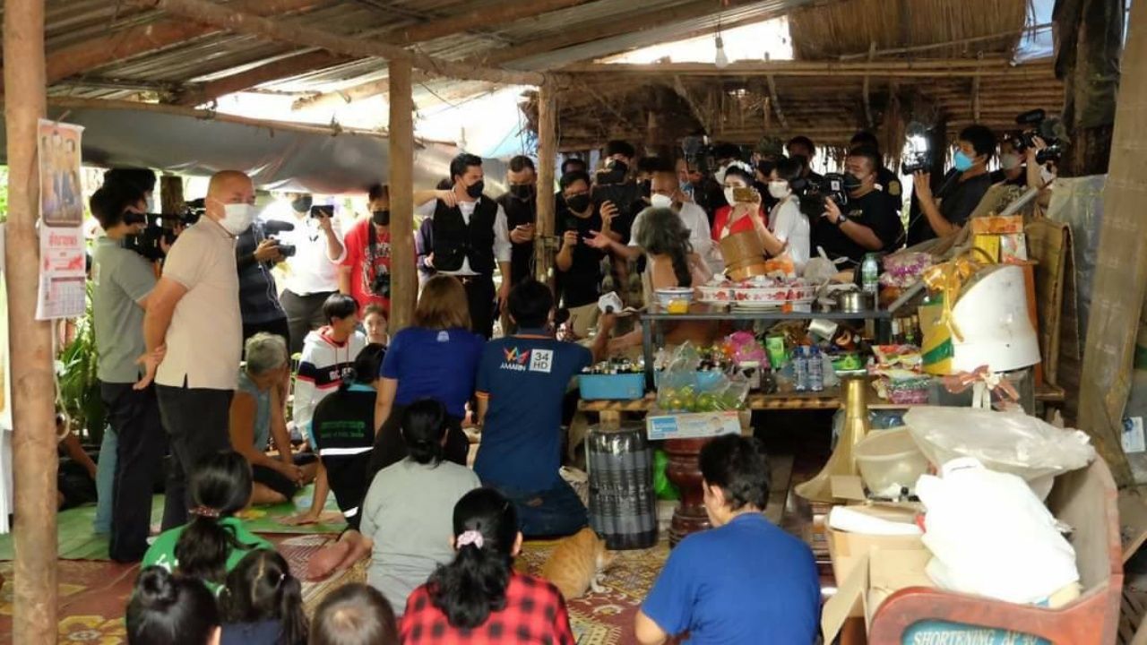 สภาพที่แออัดแต่เหล่าสาวกไม่มีใครกลัวโควิด