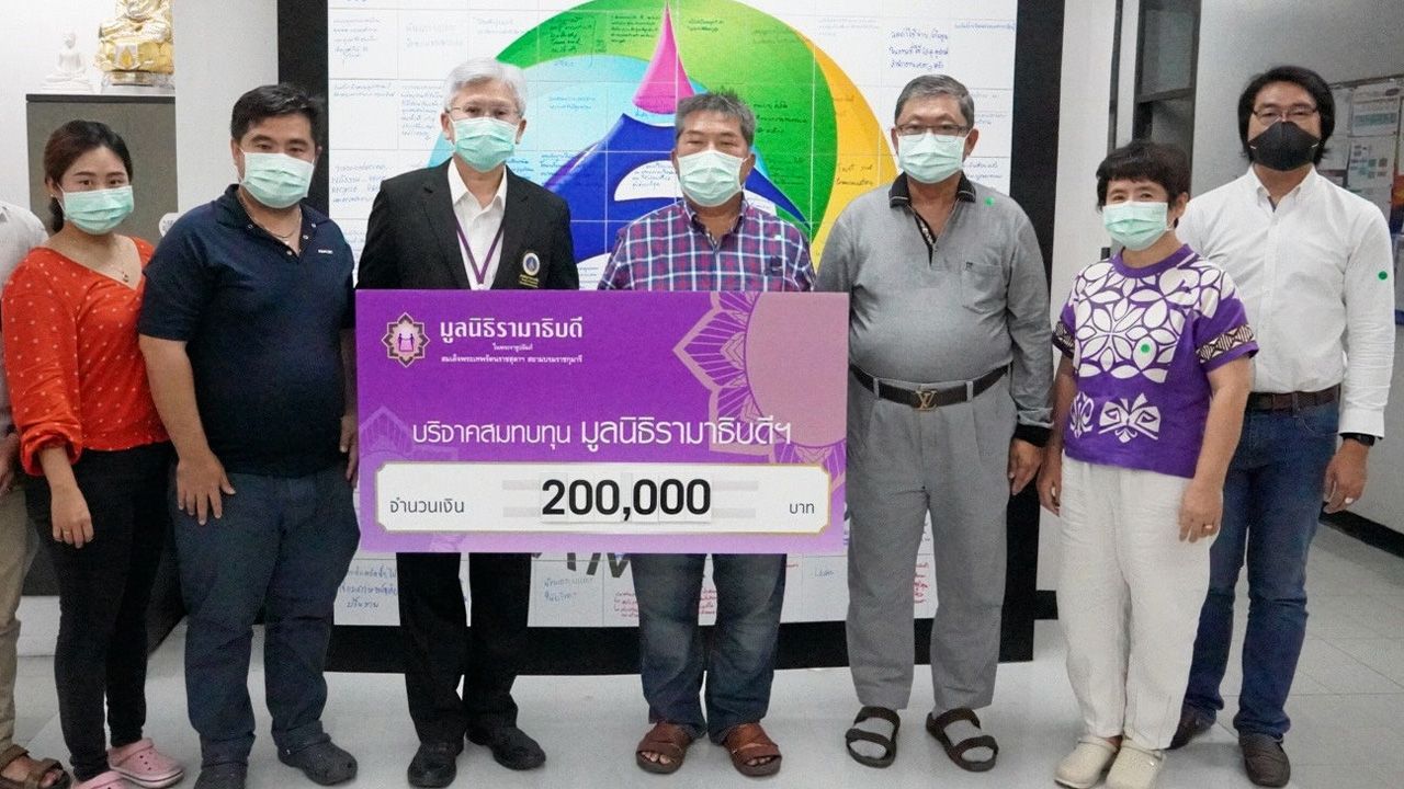 สมทบทุน อิทธิศักดิ์ ฐานศักดิ์กุลกร บริจาคเงินจำนวน 200,000 บาท ให้แก่ รศ.นพ.สุรศักดิ์ ลีลาอุดมลิปิ ผอ.รพ.รามาธิบดี เพื่อสมทบทุนมูลนิธิรามาธิบดี จัดซื้ออุปกรณ์ทางการแพทย์ในสถานการณ์แพร่ระบาดเชื้อไวรัสโควิด-19 ที่ สนง.ผู้อำนวยการ โรงพยาบาลรามาธิบดี วันก่อน.