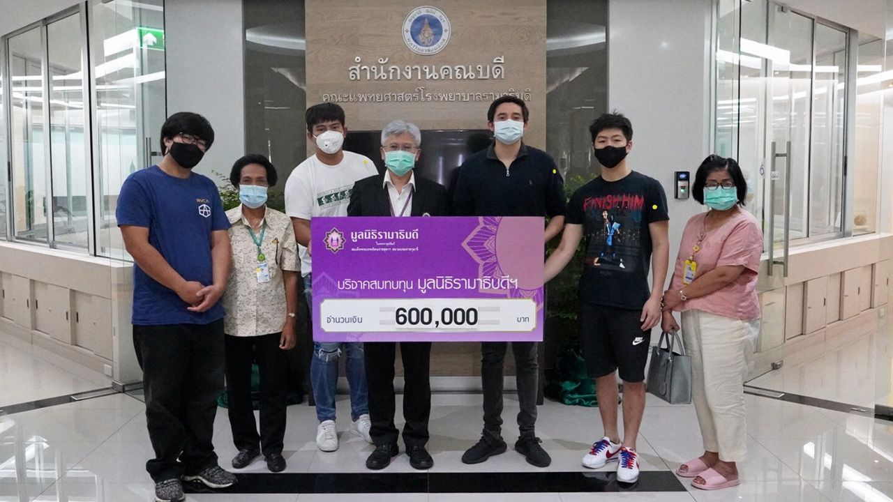 บริจาค รศ.นพ.สุรศักดิ์ ลีลาอุดมลิปิ รับมอบเงินบริจาคจำนวน 600,000 บาท จากผู้แทนในนาม ไปรยา ลุนด์เบิร์ก เพื่อสมทบทุนมูลนิธิรามาธิบดี ในการจัดซื้อเครื่องออกซิเจน โครงการป้องกันและช่วยเหลือผู้ติดเชื้อไวรัสโควิด ที่ สนง.คณบดี คณะแพทยศาสตร์ โรงพยาบาลรามาธิบดี วันก่อน.