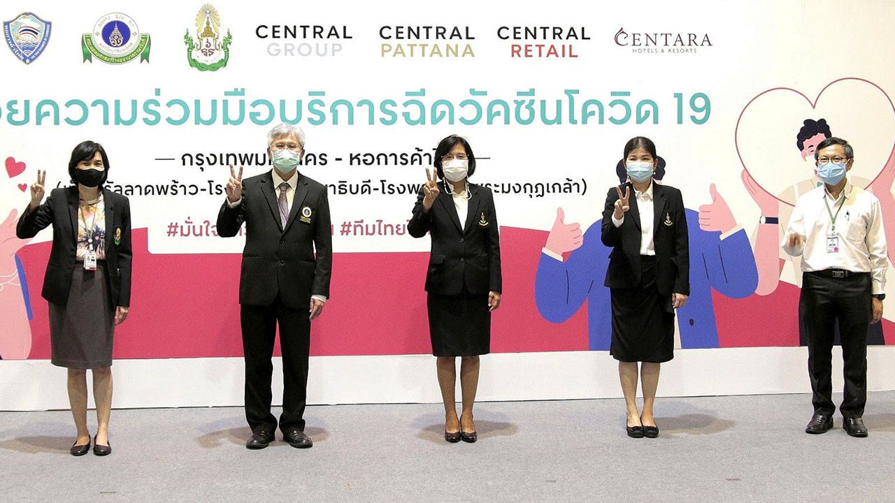 ลุยฉีดวัคซีน  -  รศ.นพ.สุรศักดิ์ ลีลาอุดมลิปิ ผอ.รพ.รามาธิบดี และ นพ.ณรงค์ฤทธิ์ มัศยาอานนท์ ผอ.ศูนย์การแพทย์สิริกิติ์ คณะแพทยศาสตร์ รพ.รามาธิบดี จัดบริการให้ประชาชนกลุ่มเสี่ยงใน กทม. ฉีดวัคซีน SINOVAC เพื่อป้องกันเชื้อไวรัสโควิด-19 ที่ศูนย์วัคซีน เซ็นทรัลลาดพร้าว วันก่อน.