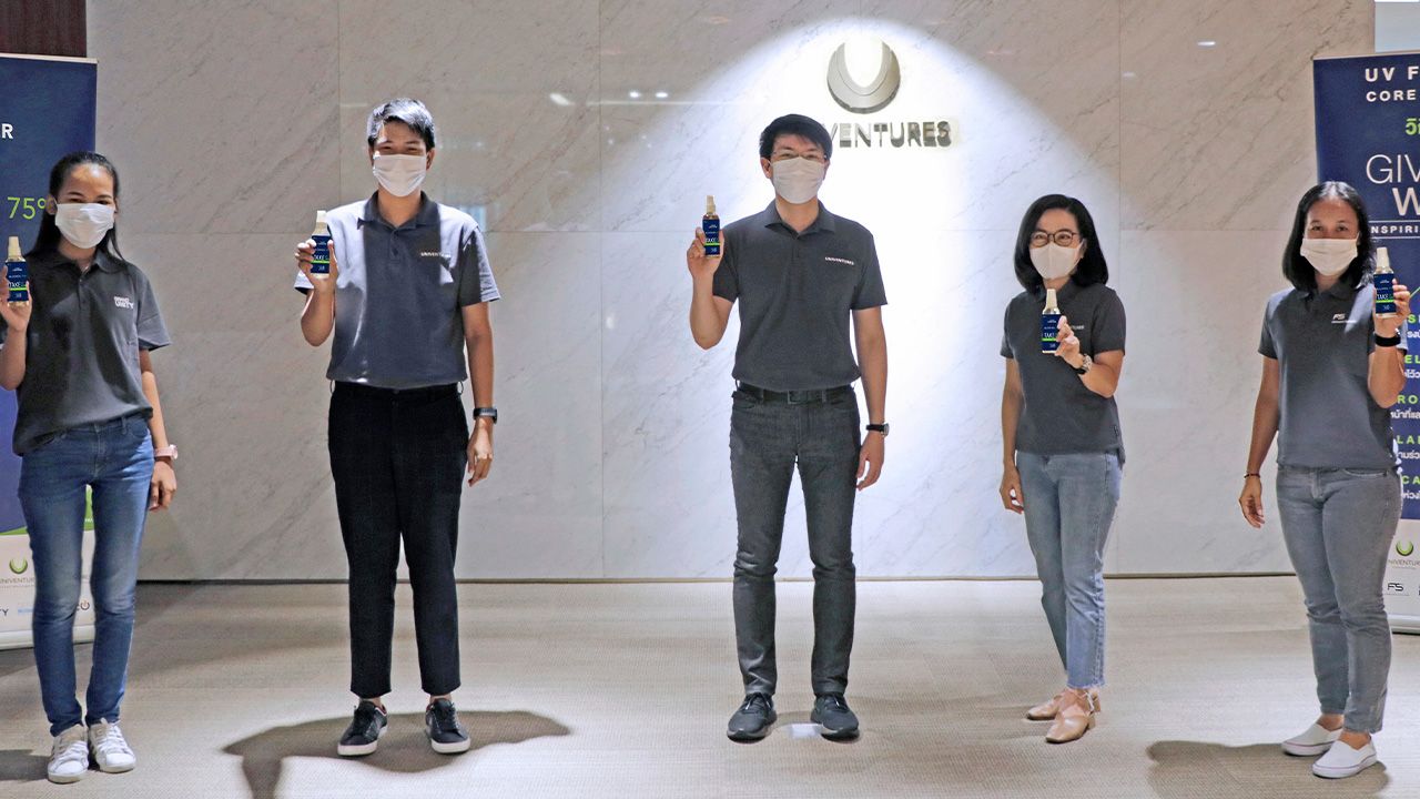 ไว้ป้องกัน  -  วุฒิชัย เจริญพงษ์สุข และ สุมนต์รัตน์ โตสุโขวงศ์ จากบริษัทยูนิเวนเจอร์ ส่งมอบสเปรย์แอลกอฮอล์ฆ่าเชื้อให้พนักงานในกลุ่มบริษัทยูนิเวนเจอร์ ที่ปฏิบัติงานในออฟฟิศ เพื่อมาตรการการรักษาความปลอดภัยในสถานการณ์ไวรัสโควิด-19 ที่อาคารปาร์คเวนเชอร์ อีโคเพล็กซ์ วันก่อน.