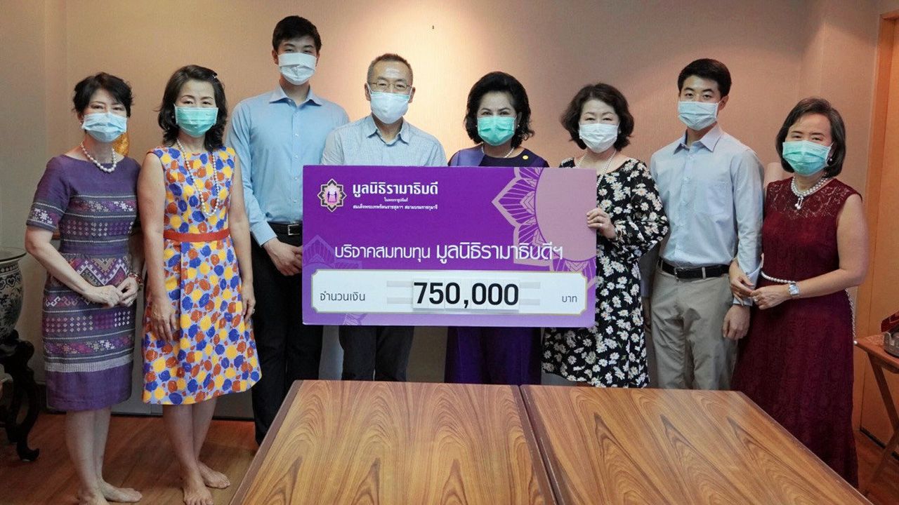 อุปกรณ์แพทย์ มาลี สังวาลย์เล็ก รอง ผจก.มูลนิธิรามาธิบดี รับมอบเงินบริจาค 750,000 บาท จากในนาม ครอบครัวภักดีจรัส เพื่อสมทบทุนมูลนิธิรามาธิบดี จัดซื้อเครื่องออกซิเจน high flow และเครื่องใส่ท่อช่วยหายใจแบบจอภาพแยก ที่บริษัท ซี.เอ็ม.ซี ถนนพัฒนาการ วันก่อน.