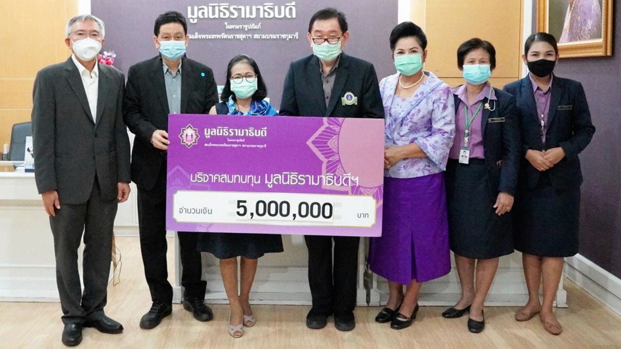 สู้ภัยโควิด ประวิทย์ ตั้งคารวคุณ บริจาคเงินจำนวน 5,000,000 บาท ให้แก่ ศ.นพ.พรชัย สิมะโรจน์ เพื่อสนับสนุนสมทบทุนมูลนิธิรามาธิบดี โครงการป้องกันและช่วยเหลือผู้ป่วยในสถานการณ์แพร่ระบาดไวรัสโควิด-19 ที่อาคารสมเด็จพระเทพรัตน์ โรงพยาบาลรามาธิบดี วันก่อน.