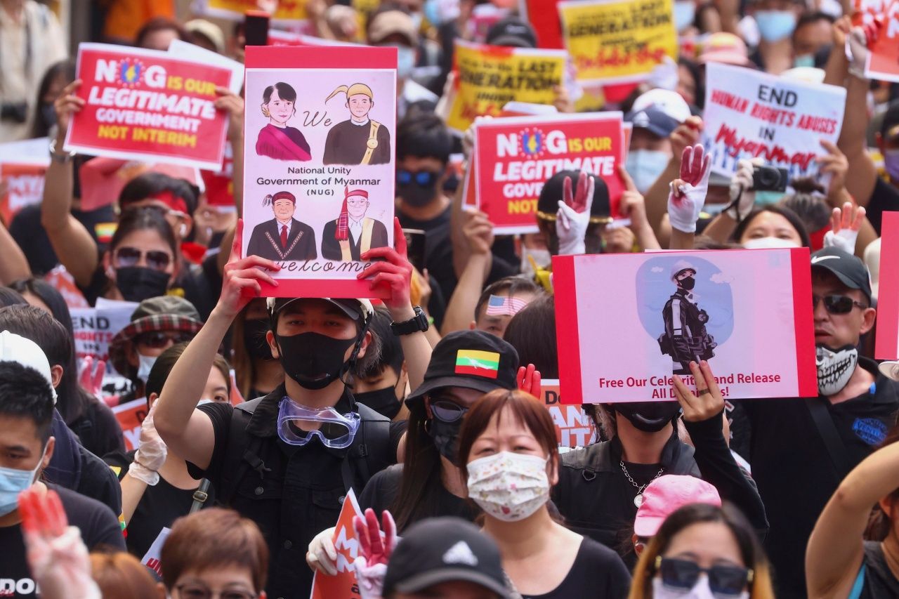 ชาวเมียนมาต่อต้านกองทัพก่อรัฐประหาร และจับกุมนางออง ซาน ซูจี