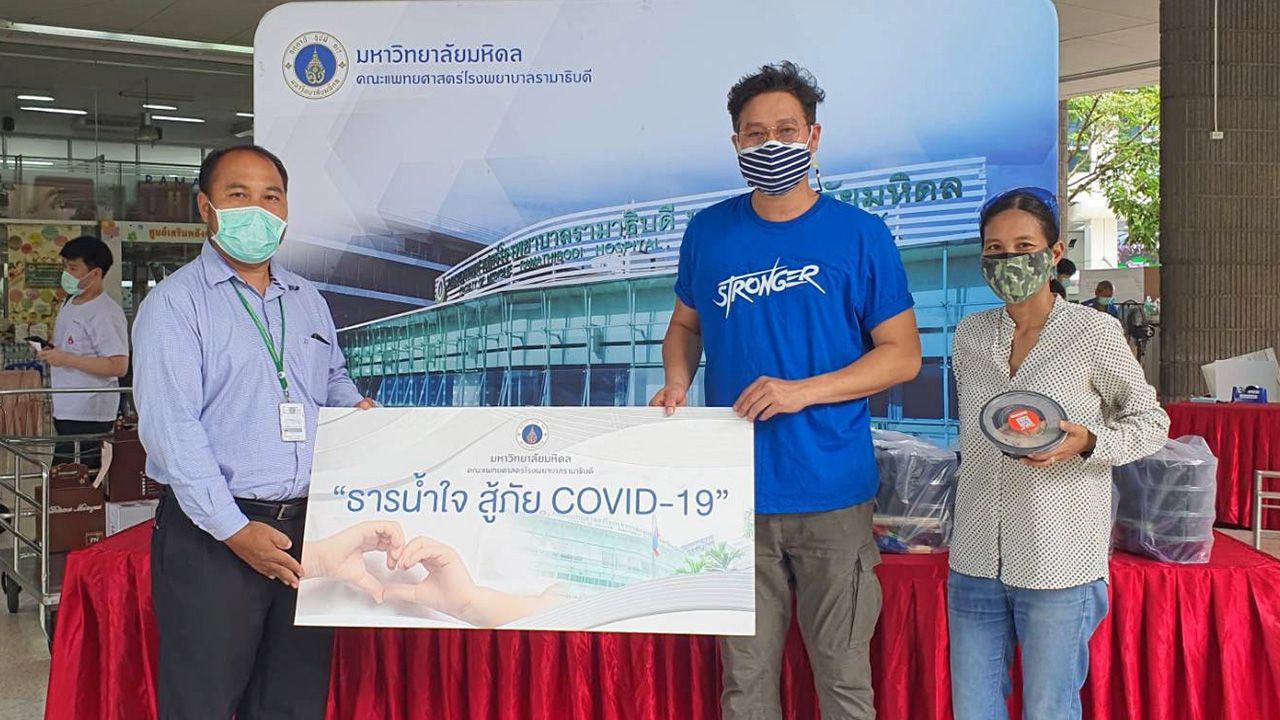 ปันอิ่ม เอ–สุรพันธ์ ชาวปากน้ำ นักแสดงหนุ่ม พร้อมด้วยกลุ่มเพื่อน และผู้มีจิตศรัทธา มอบ “ธารน้ำใจ สู้ภัย โควิด–19” โดยนำ บะหมี่เกาลูน เพื่อเป็นกำลังใจให้บุคลากรทางการแพทย์ ที่ต่อสู้กันอย่างเหน็ดเหนื่อย ที่ รพ.รามาธิบดี วันก่อน.