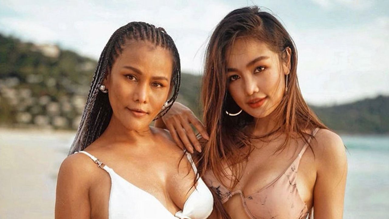 แซ่บคนเดียวมันว้าเหว่หรือไงจ๊ะ กระแต อาร์สยาม เลยชวน คุณแม่น้ำหวาน มาใส่ชุดว่ายน้ำยืนประชันหุ่นอวดสรีระกันแบบเซ็กซี่คูณสอง...อืม รู้แล้วว่า กระแต แซ่บได้จากใคร อิ๊ๆ.