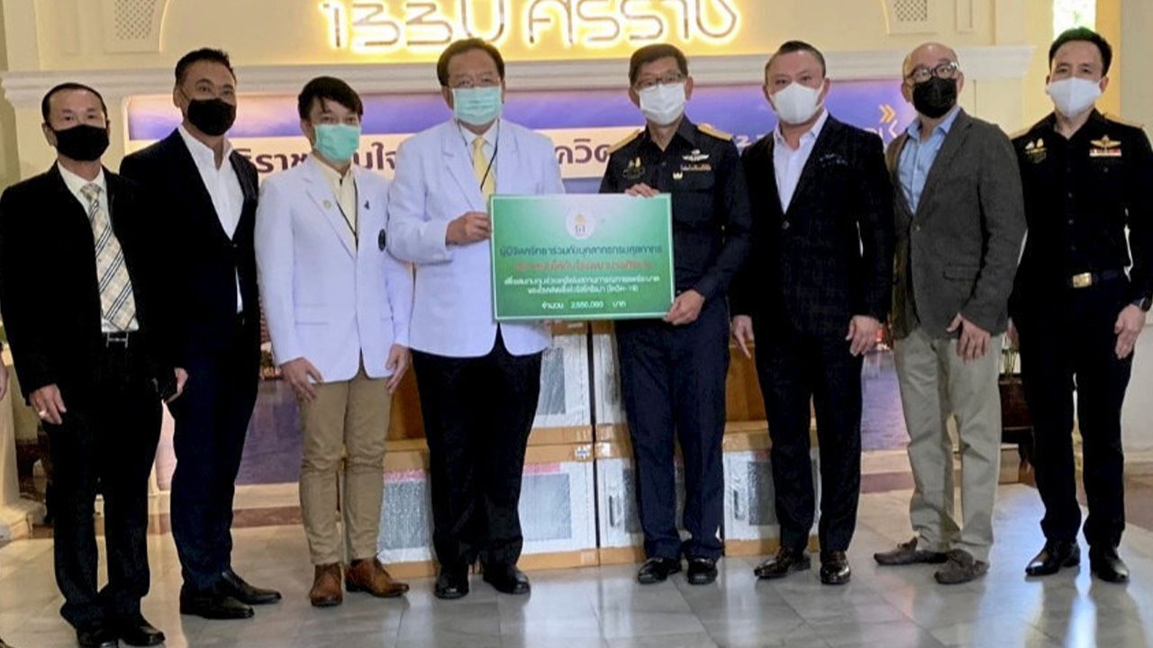 มีน้ำใจ พชร อนันตศิลป์ อธิบดีกรมศุลกากร มอบเงินบริจาค 2,550,000 บาท ให้ รศ.นพ.วิศิษฎ์ วามวาณิชย์ เพื่อสมทบทุนช่วยเหลือผู้ติดไวรัสโควิด โดยมี บัญชา รัชตวุฒิมงคล, ภัท เหมังกร, ดร.เทอดศักดิ์ บุญทศ และ ประชา ประคุณศึกษาพันธ์ มาร่วมมอบด้วย ที่ รพ.ศิริราช วันก่อน.