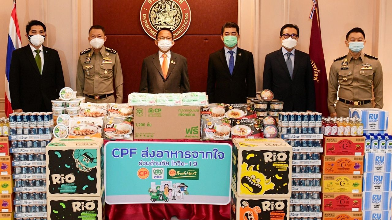 จาก CPF สมศักดิ์ เทพสุทิน รมว.ยุติธรรม รับมอบหน้ากากอนามัย CP ผลิตภัณฑ์อาหารพร้อมทานขนมและเครื่องดื่มสุขภาพ “โครงการ CPF ส่งอาหารจากใจ ร่วมต้านภัยโควิด-19” จาก ประสิทธิ์ บุญดวงประเสริฐ และ สุเมธ เหล่าโมราพร ผู้แทนในเครือซีพี-ซีพีเอฟ ที่กรมราชทัณฑ์ วันก่อน.