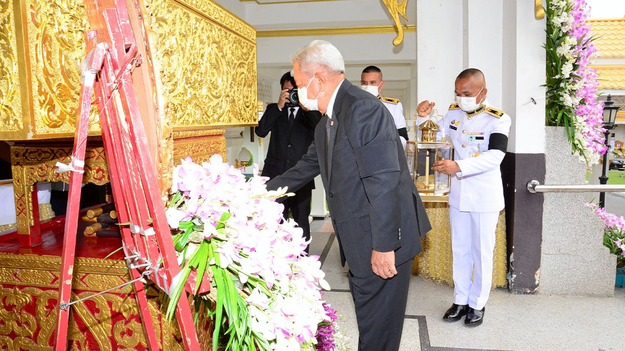 ปลายทางชีวิต พล.อ.สุรยุทธ์ จุลานนท์ ประธานองคมนตรี เป็นประธานในพิธีพระราชทานเพลิงศพ คุณหญิงธีราณี กรรณสูต มารดา จรัลธาดา กรรณสูต และ พล.ต.ต.แสงสูรย์ กรรณสูต ท่ามกลางญาติมิตรผู้สนิทคุ้นเคยมาร่วมในพิธีด้วย ที่วัดพระศรีมหาธาตุวรมหาวิหาร บางเขน วันก่อน.