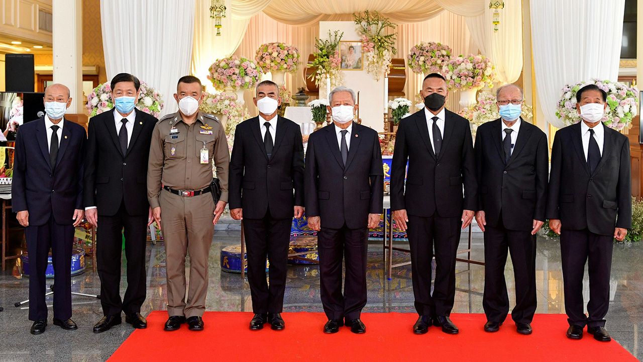 สู่สุคติ พล.อ.สุรยุทธ์ จุลานนท์ ประธานองคมนตรี เป็นประธานในพิธีคำนับศพ เพ็ญประภา ตั้งคารวคุณ โดยมี พล.อ.เฉลิมพล ศรีสวัสดิ์, พล.ต.ท.ภัคพงศ์ พงษ์เภตรา, พล.ต.ต.ปิยะ ต๊ะวิชัย, ประจักษ์ ตั้งคารวคุณ และ เขียน ไชยศุภรากุล มาร่วมในพิธีด้วย ที่วัดสระเกศ วันก่อน.