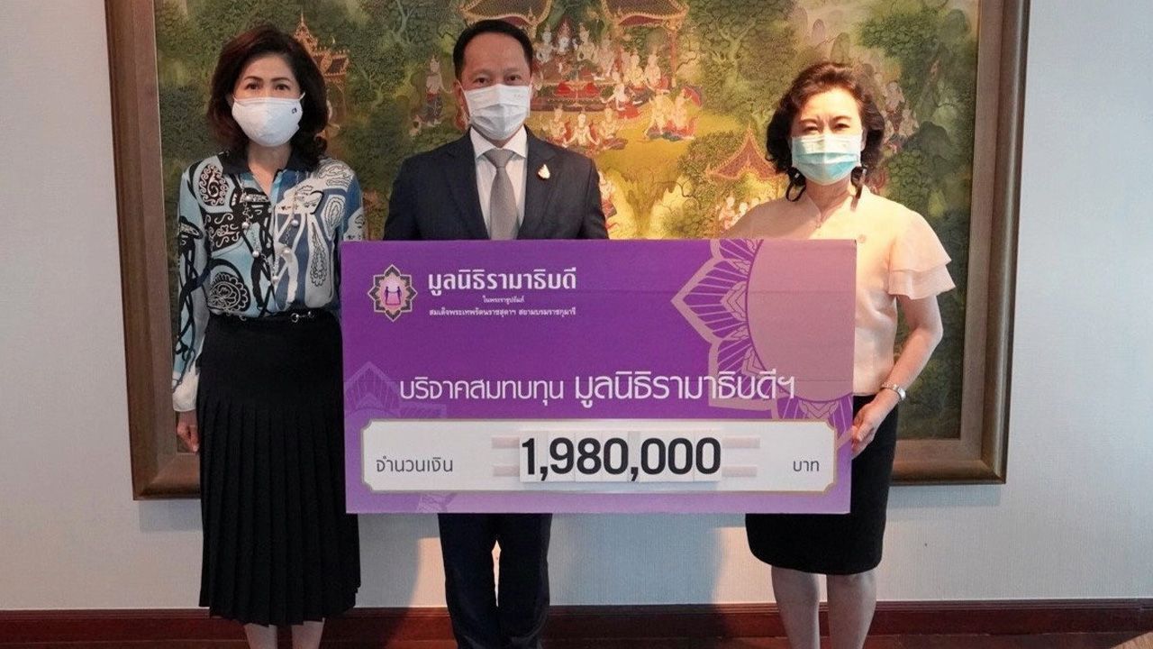 มอบเงิน วิชัย–จุฑามาศ เบญจรงคกุล บริจาคเงินจำนวน 1,980,000 บาท เพื่อสมทบทุนมูลนิธิรามาธิบดี โครงการป้องกันและช่วยเหลือสถานการณ์แพร่ระบาดโควิด-19 โดยมี ผศ.สุพัตรา ลีลาภิวัฒน์ เลขานุการมูลนิธิรามาธิบดี เป็นตัวแทนรับมอบ ที่อาคารเบญจจินดา จตุจักร วันก่อน.