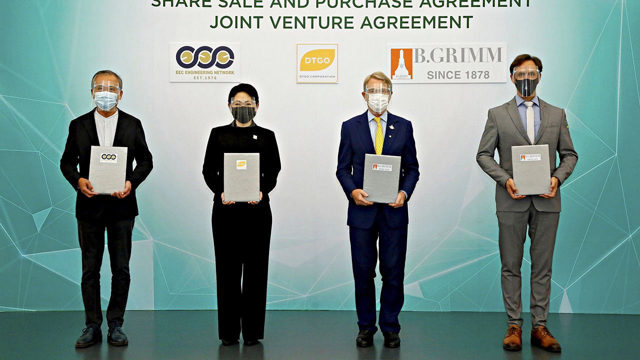 จับมือกัน ดร.ฮาราลด์ ลิงค์ และ ทิพพาภรณ์ อริยวรารมย์ ลงนามการร่วมทุนระหว่างบริษัท บี.กริม กับบริษัท อีอีซี-ดีที กรีน พาวเวอร์ เพื่อร่วมกันเสริมงานพัฒนาสาธารณูปโภค โดยมี เกชา ธีระโกเมน และ ฟาบรีส กู๊ดซ์แมน มาร่วมลงนามในพิธีด้วย ที่อาคารทรูดิจิทัลพาร์ค วันก่อน.