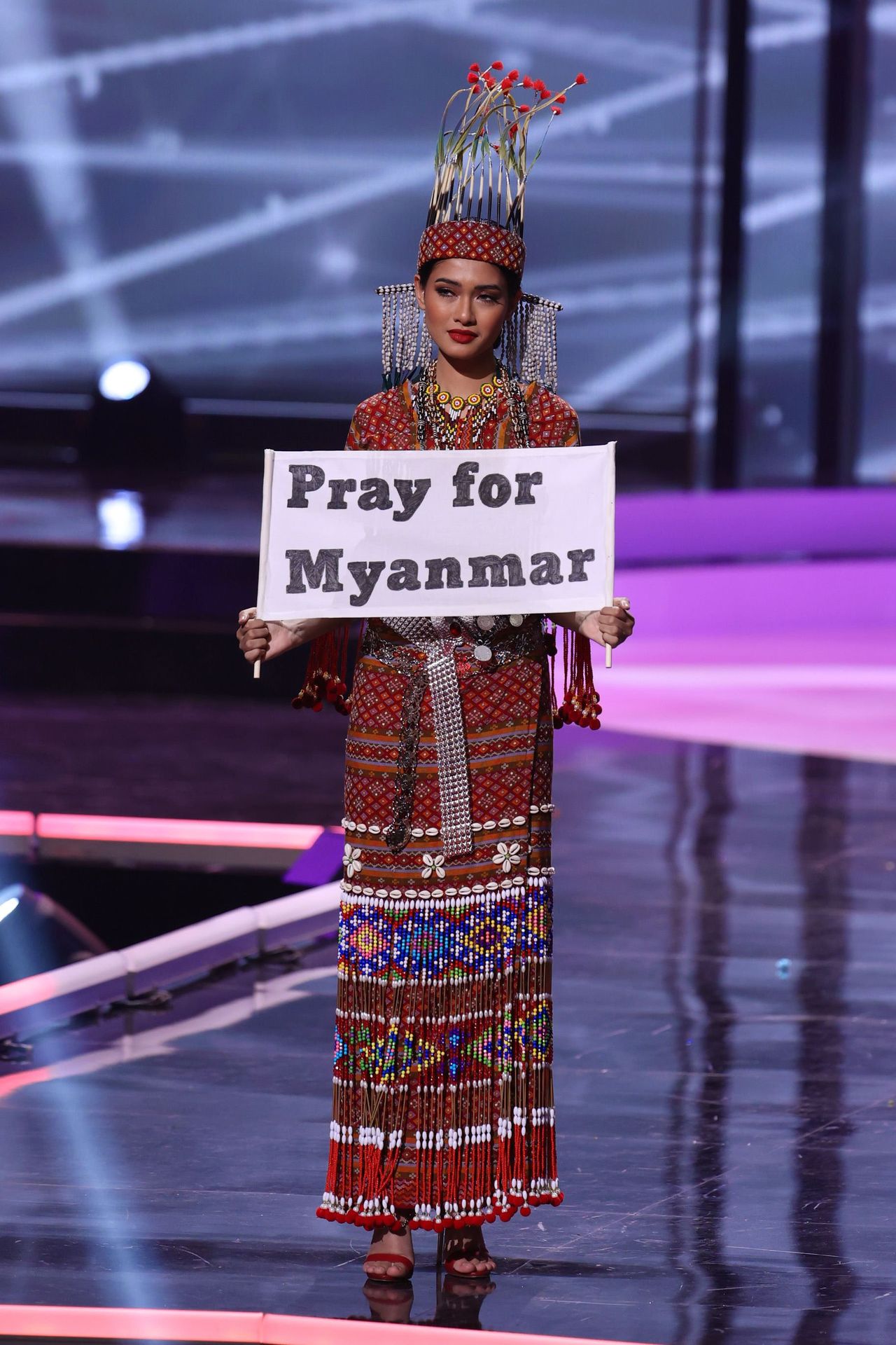 ตูซาร์ วินต์ ลวิน มิสยูนิเวิร์สเมียนมา กับป้าย Pray For Myanmar