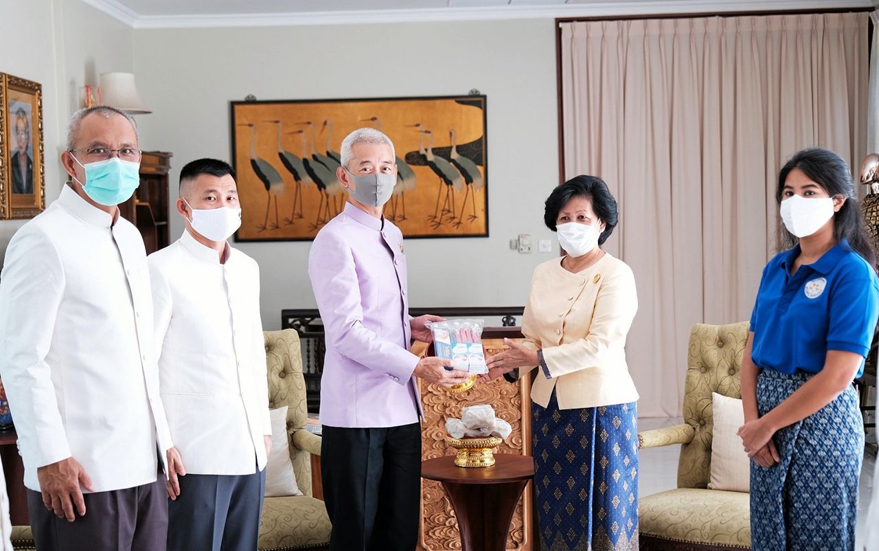 ถวายยา - สมเด็จราชบุตรี พระอนุช นโรดม อรุณรัศมี ผู้ก่อตั้งมูลนิธิมุทิตา ทรงรับมอบข้าวสารและยาของ บ.ไทยนครพัฒนา จาก ปัญญารักษ์ พูลทรัพย์ ออท. ณ กรุงพนมเปญ เพื่อช่วยชาวกัมพูชาช่วงวิกฤติโควิด-19.