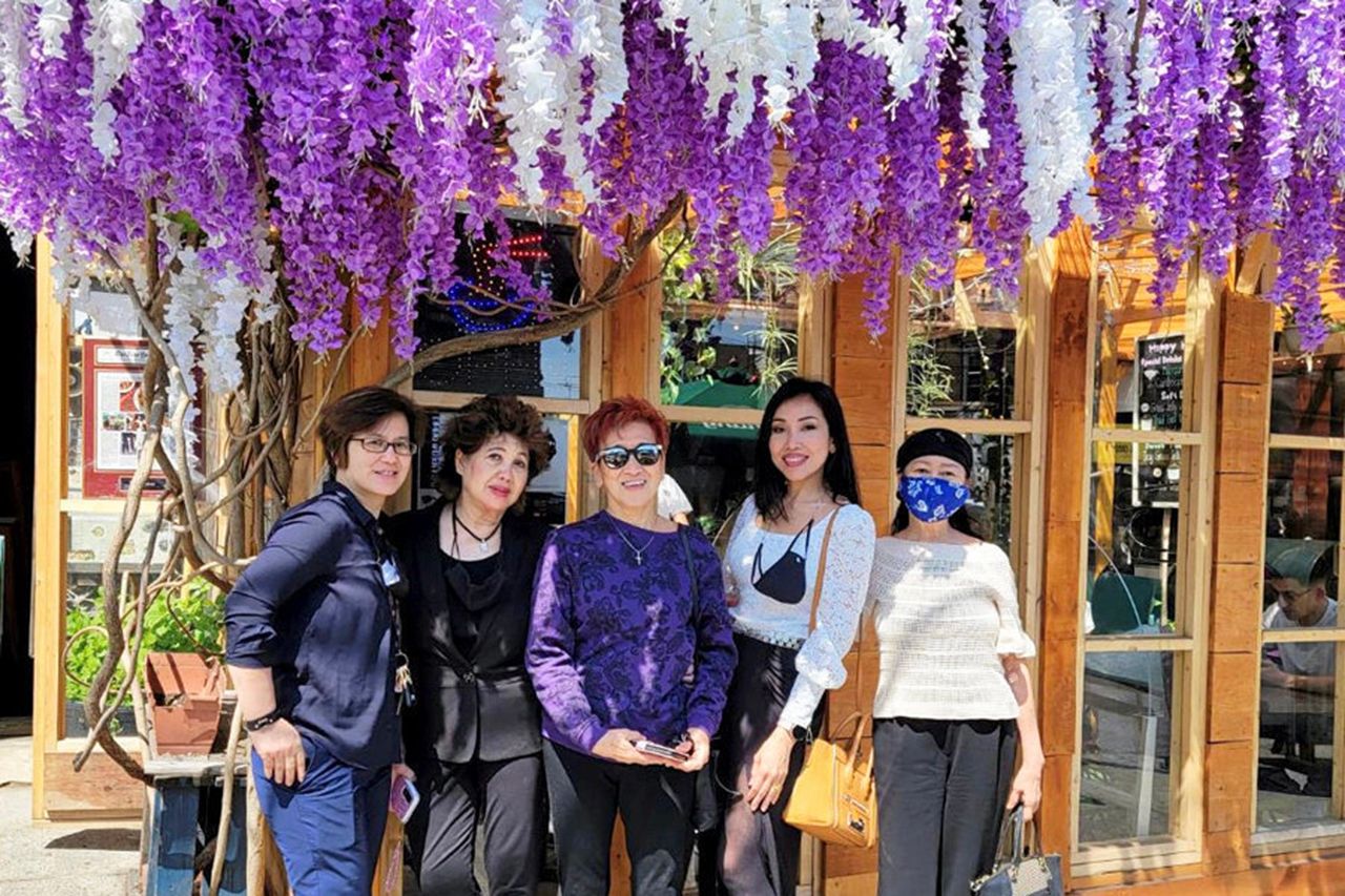 ให้กำลังใจ. - สุจิตรา ปาลีวงศ์ ประธานศูนย์วัฒนธรรมแห่งรัฐนิวยอร์ก สหรัฐฯ ชวนเพื่อนไปเยี่ยมให้กำลังใจและอุดหนุนร้านอาหารไทยในย่าน Little Thailand ถนนวูดไซด์ เมืองควีนส์ หลังวิกฤติโควิด-19 คลี่คลายและกลับมาคึกคักอีกครั้ง.