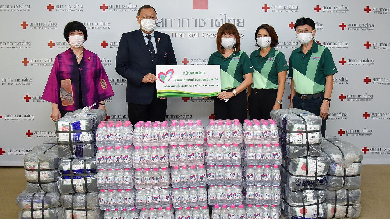 มอบของ - ขรรค์ ประจวบเหมาะ และ จันทร์ประภา วิชิตชลชัย รับมอบน้ำดื่ม MMP จำนวน 6,720 ขวด และถุงขยะ จำนวน 10 กระสอบ รวมมูลค่า 40,240 บาท จาก จรัสภรณ์ คงกิจเชิดชู ผจก.บ.เอ็มเอ็มพี คอร์ปอเรชั่น เพื่อนำไปจัดชุดธารน้ำใจมอบให้ประชาชน ที่สภากาชาดไทย วันก่อน.