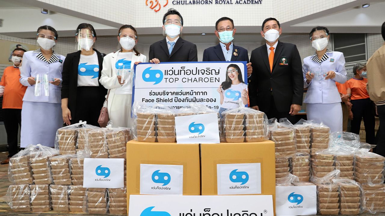 ท็อปเจริญ - พล.อ.ต.นพ.สันติ ศรีเสริมโภค รับมอบแว่นหน้ากากเฟซชิลด์ 100 ชุด พร้อมสิ่งของจำเป็นและอาหารกล่องจาก นพ.นพวุฒิ ตรีพรชัยศักดิ์ และ นภารัตน์ ตรีพรชัยศักดิ์ ตัวแทนห้างแว่นท็อปเจริญ เพื่อรับมือสถานการณ์การแพร่ระบาดไวรัสโควิด ที่ราชวิทยาลัยจุฬาภรณ์ วันก่อน.