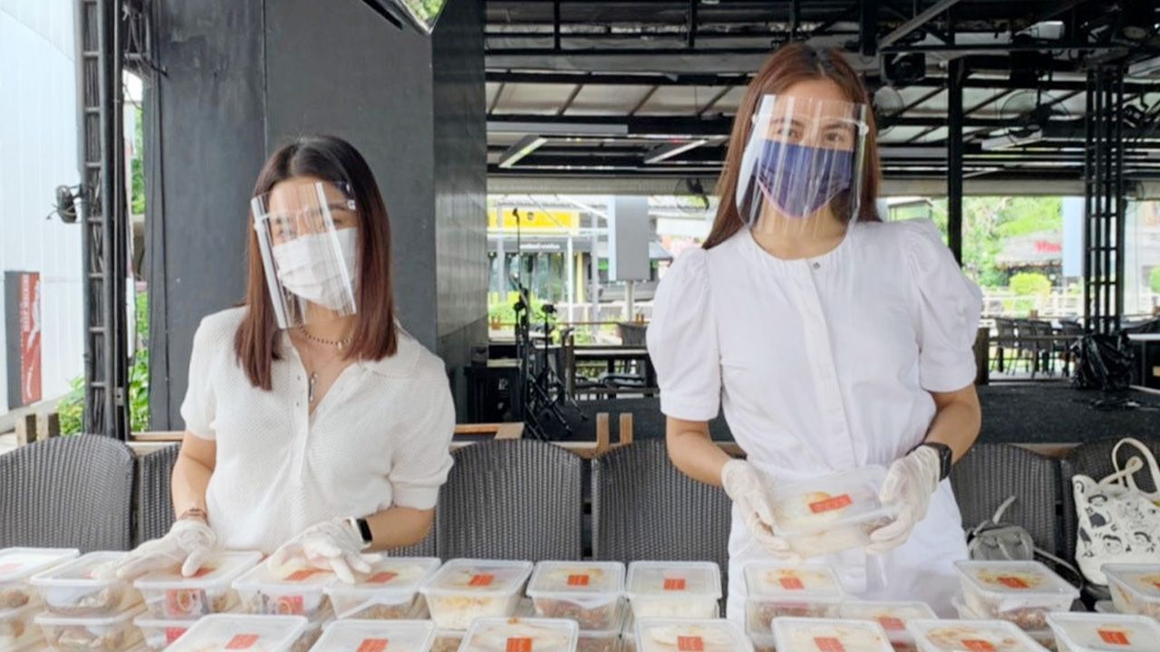 ส่งกำลังใจ - 2 นางเอก โม-มนชนก, พรีม-รณิดา นำทีมเพื่อนๆในบ้านฮับซับ อาทิ บัว-นลินทิพย์, เปรี้ยว-ทัศนียา, พัดพัด-รัตน์ฟ้า, มายด์-ฑาริกา ฯลฯ ร่วมกันส่งข้าวกล่องมื้อกลางวันไปให้ทีมแพทย์, พยาบาล และบุคลากรทางการแพทย์หลายร้อยชีวิต ที่โรงพยาบาลรามาธิบดี เพื่อเป็นกำลังใจในการปฏิบัติหน้าที่.