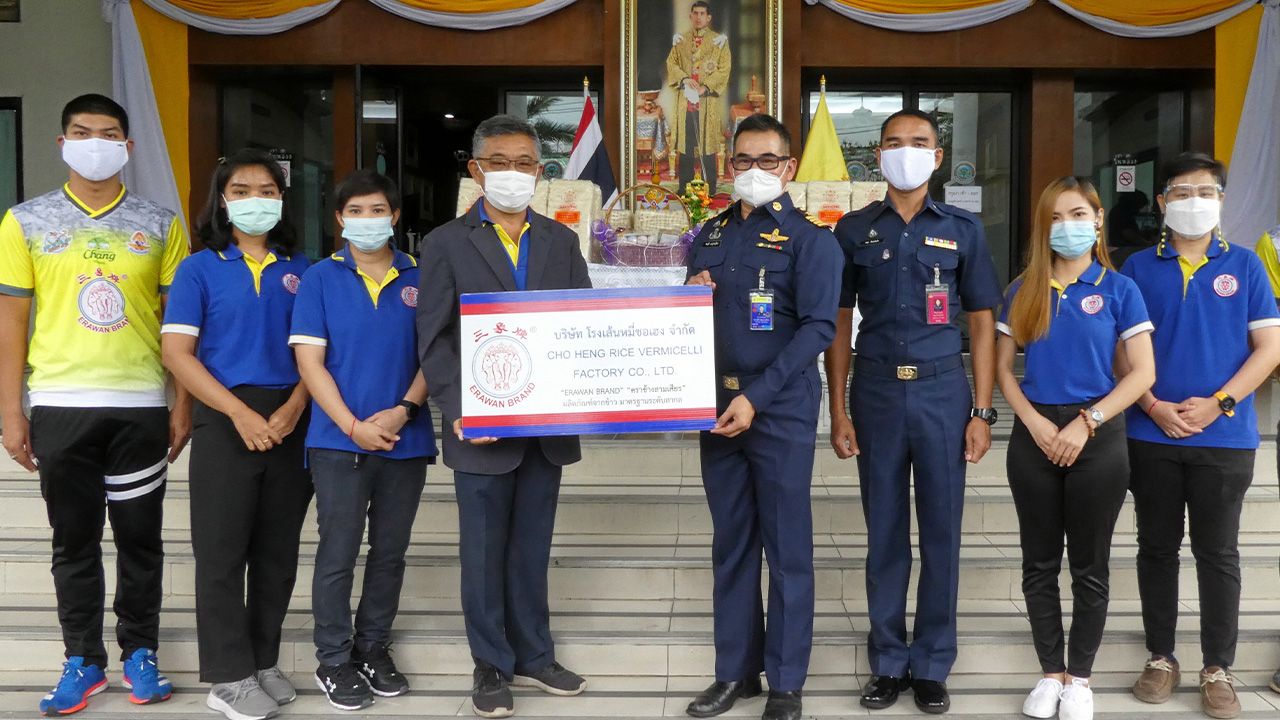 เส้นหมี่ชอเฮง ยศวัฒน์ จูฑะพุทธิ, ดร.วราทัศน์ วงศ์สุรไกร และ ไกรสินธุ์ วงศ์สุรไกร เป็นผู้แทน
จากบริษัทโรงเส้นหมี่ชอเฮง มอบผลิตภัณฑ์เส้นหมี่ตราเอราวัณ ช้างสามเศียร ให้แก่ น.อ.ชนวุฒิ เบญจานุวัตร เพื่อประกอบอาหารให้ผู้ปฏิบัติงานและผู้ป่วยไวรัสโควิด ที่ รพ.สนามกองทัพอากาศ วันก่อน.