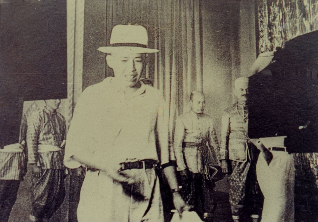 ปรีดี พนมยงค์ ผู้เขียนบทประพันธ์ และอำนวยการสร้าง 