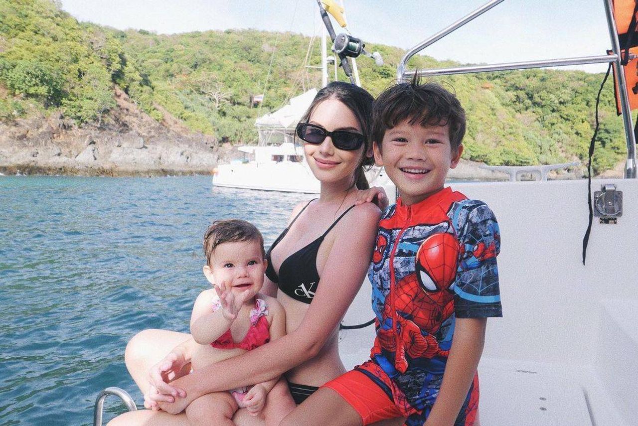 ซาร่า คาซิงกินี และ น้องแม็กซ์เวลล์-น้องเอมมิลี่ ขอบคุณภาพจากไอจี @sarahcasinghini