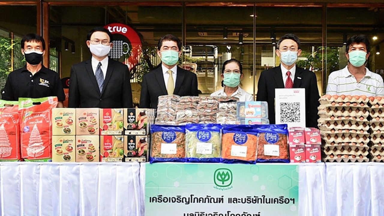 ช่วยชุมชน  -  ประทีป อึ้งทรงธรรม ฮาตะ เลขาธิการมูลนิธิดวงประทีป รับมอบอาหารและสิ่งของจำเป็น ในโครงการ CP ร้อยเรียงใจ สู้ภัยโควิด-19 จาก ประสิทธิ์ บุญดวงประเสริฐ, สุภกิจ วรรธนะดิษฐ์, ยุทธศักดิ์ ภูมิสุรกุล และ ดร.วิทย์ สุนทรนันท์ ที่ ซี.พี.ทาวเวอร์ ถ.สีลม วันก่อน.