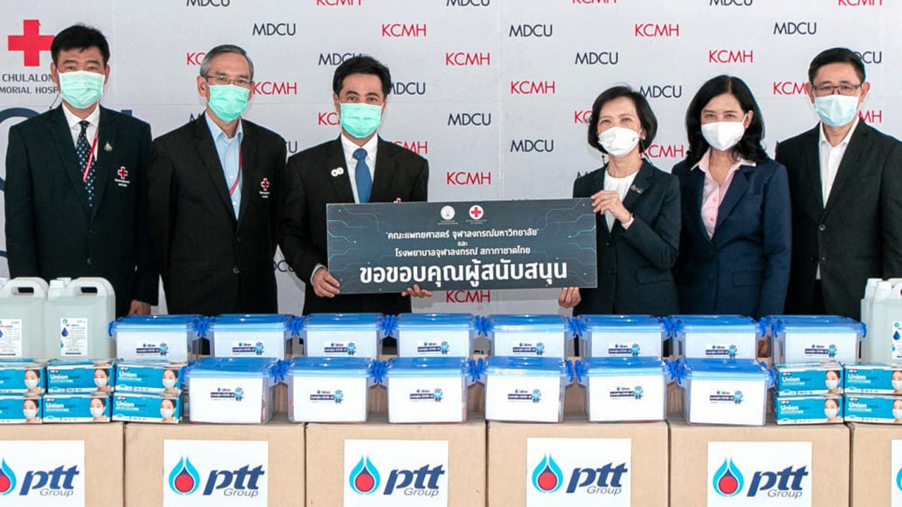 จาก ปตท.  -  ศ.นพ.สุทธิพงศ์ วัชรสินธุ รับมอบเงินบริจาค 1,000,000 บาท พร้อมหน้ากากอนามัย เจลแอลกอฮอล์และกล่องพลังใจ สู้ภัย COVID-19 มูลค่าสองแสนบาท จาก ดวงพร เที่ยงวัฒนธรรม รอง กก.ผจก.ใหญ่ บริษัท ปตท. เพื่อให้โรงพยาบาลสนาม ที่จุฬาลงกรณ์มหาวิทยาลัย วันก่อน.