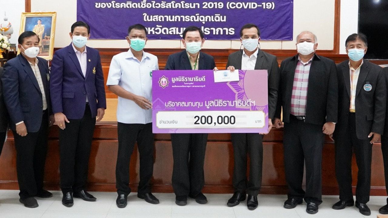 บริจาค - อิทธิพัทธ์ ธีระวรรณสาร ปธ.กก.สหกรณ์ออมทรัพย์ครู จ.สมุทรปราการ บริจาคเงินจำนวน 200,000 บาท ให้แก่ ศ.นพ.พรชัย สิมะโรจน์ เพื่อสมทบทุนมูลนิธิรามาธิบดี ในโครงการป้องกันและช่วยเหลือสถานการณ์แพร่ระบาดไวรัสโควิด ที่ สนง.สาธารณสุข จ.สมุทรปราการ วันก่อน.