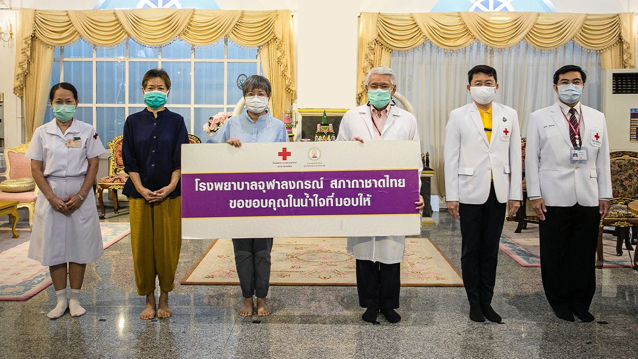 ใช้ฆ่าเชื้อ - จินดา เจียรวงศ์ และ สุคนธ์ สุรฤทธิยางกูร บริจาคเงินจำนวน 620,000 บาท เพื่อจัดซื้อเครื่องฟอกอากาศฆ่าเชื้อโรงพยาบาลจุฬาลงกรณ์ โดยมี ผศ.นพ.สุรินทร์ อัศววิทูรทิพย์, ศ.นพ.เกรียง ตั้งสง่า และ รศ.นพ.ขจร ตีรณธนากุล เป็นผู้แทนรับมอบ ที่ รพ.จุฬาลงกรณ์ วันก่อน.
