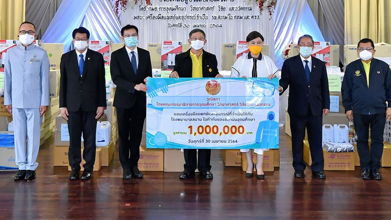 รวมน้ำใจ - พล.อ.อ.ประจิน จั่นตอง มอบเครื่องมือแพทย์และอุปกรณ์จำเป็นให้แก่โรงพยาบาลสนามในโครงการ “รวมน้ำใจ กมธ.อววน. วุฒิสภา” โดยมี ดร.ศิรินา ปวโรฬารวิทยา, ม.ล.ปนัดดา ดิศกุล และ ศ.ไกรสิทธิ์ ตันติศิรินทร์ มาร่วมมอบด้วย ที่สโมสรกรมช่างอากาศ วันก่อน.