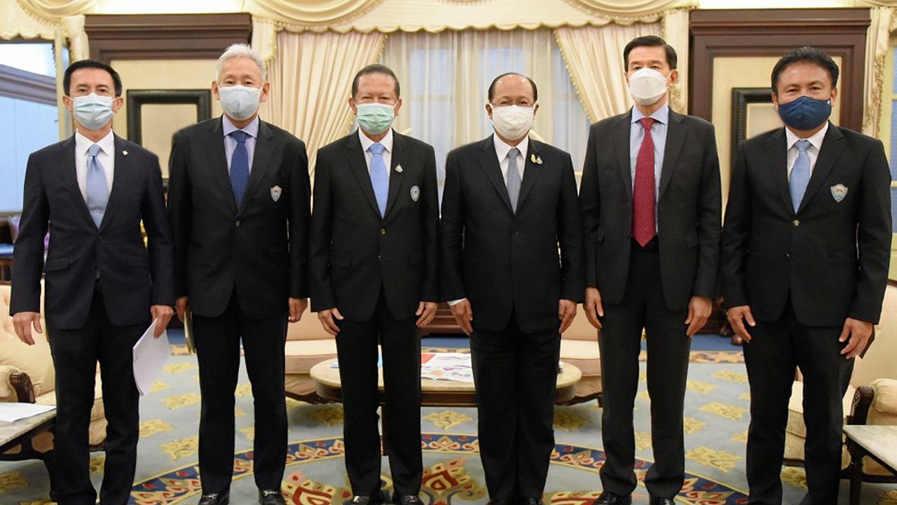 พบปะหารือ - สนั่น อังอุบลกุล ประธาน กก.หอการค้าไทย, ณนน์ โภคทรัพย์, ปรัชญา สมะลาภา, จีรพันธ์ อัศวะธนกุล และ ดร.กฤษณะ วจีไกรลาศ เข้าพบ พล.อ.อนุพงษ์ เผ่าจินดา รมว.มหาดไทย เพื่อหารือความร่วมมือในนโยบายภาครัฐกับภาคเอกชน ที่กระทรวงมหาดไทย วันก่อน.