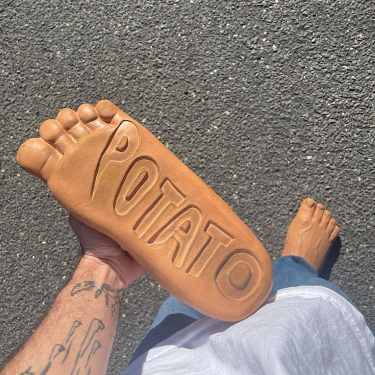 ด้านล่างมีคำว่า POTATO ตามชื่อคนออกแบบ