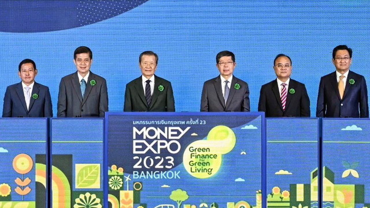 การเงิน ดร.ประสาร ไตรรัตน์วรกุล ประธานเปิดงาน “MONEY EXPO 2023 BANGKOK” มหกรรมการเงินกรุงเทพ ครั้งที่ 23 ให้ สันติ วิริยะรังสฤษฎ์ จัดถึง 14 พ.ค. โดยมี ดร.ภากร ปีตธวัชชัย, เมธี สุภาพงษ์ และ ชูฉัตร ประมูลผล มาร่วมงานด้วย ที่อิมแพ็ค เมืองทองธานี วันก่อน.