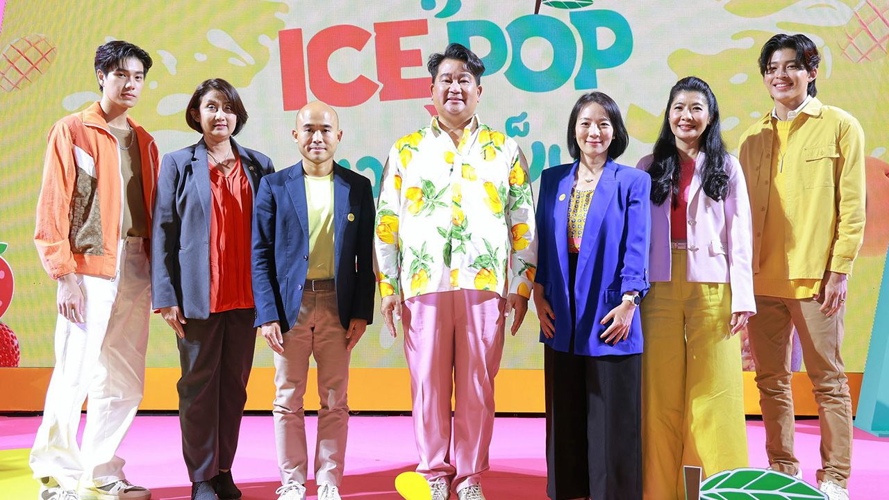 เย็นชื่นใจ พิพัฒพงศ์ อิศรเสนา ณ อยุธยา เปิดตัว “ดอยคำ ICE POP” ไอศกรีมจากน้ำผลไม้แท้รูปแบบใหม่จำหน่ายแบบอุณหภูมิปกติสามารถรับประทานเป็นไอศกรีมเมื่อแช่แข็งในตู้เย็น โดยมี รัตนศิริ ติลกสกุลชัย และ สุกัญญา ศรีสุทธิยากร มาร่วมงานด้วย ที่สยามพารากอน วันก่อน.